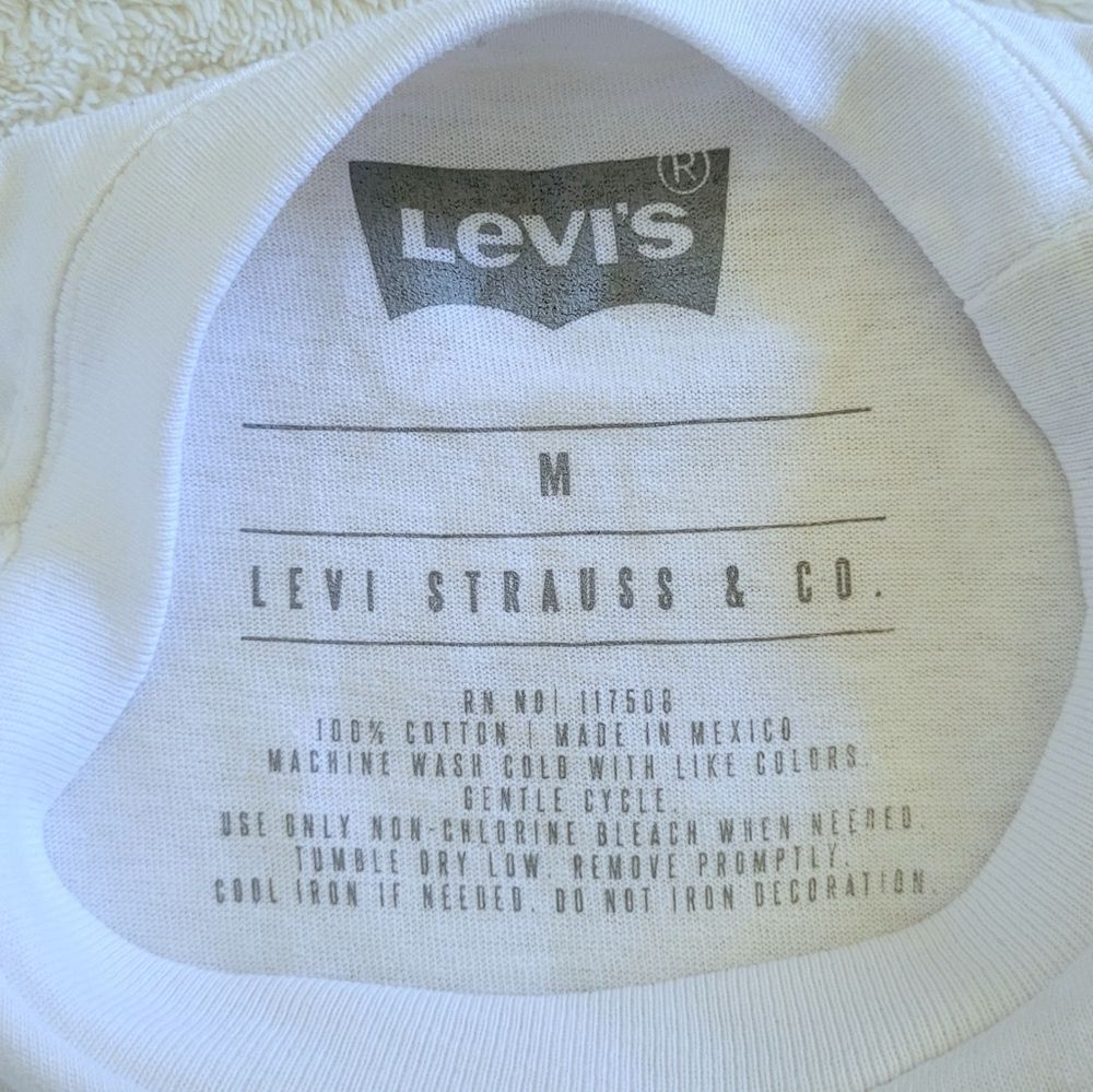 Levi's Flamingo🦩 Graphic Tee👕 - NWT - Picture 5 of 11